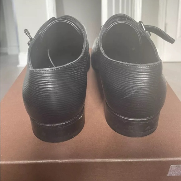 Very nice condition

Look perfectly elegant

Come with box - Picture 3 of 8